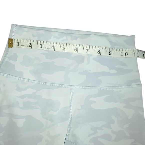 🔥LULULEMON Wunder Under Lavender/ White Camo High Rise 10"  Shorts Women's SZ 4 - Picture 10 of 13